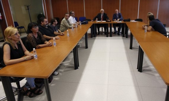 El comité de huelga de Eulen se reúne con el árbitro Marcos Peña / EFE-  Alejandro García