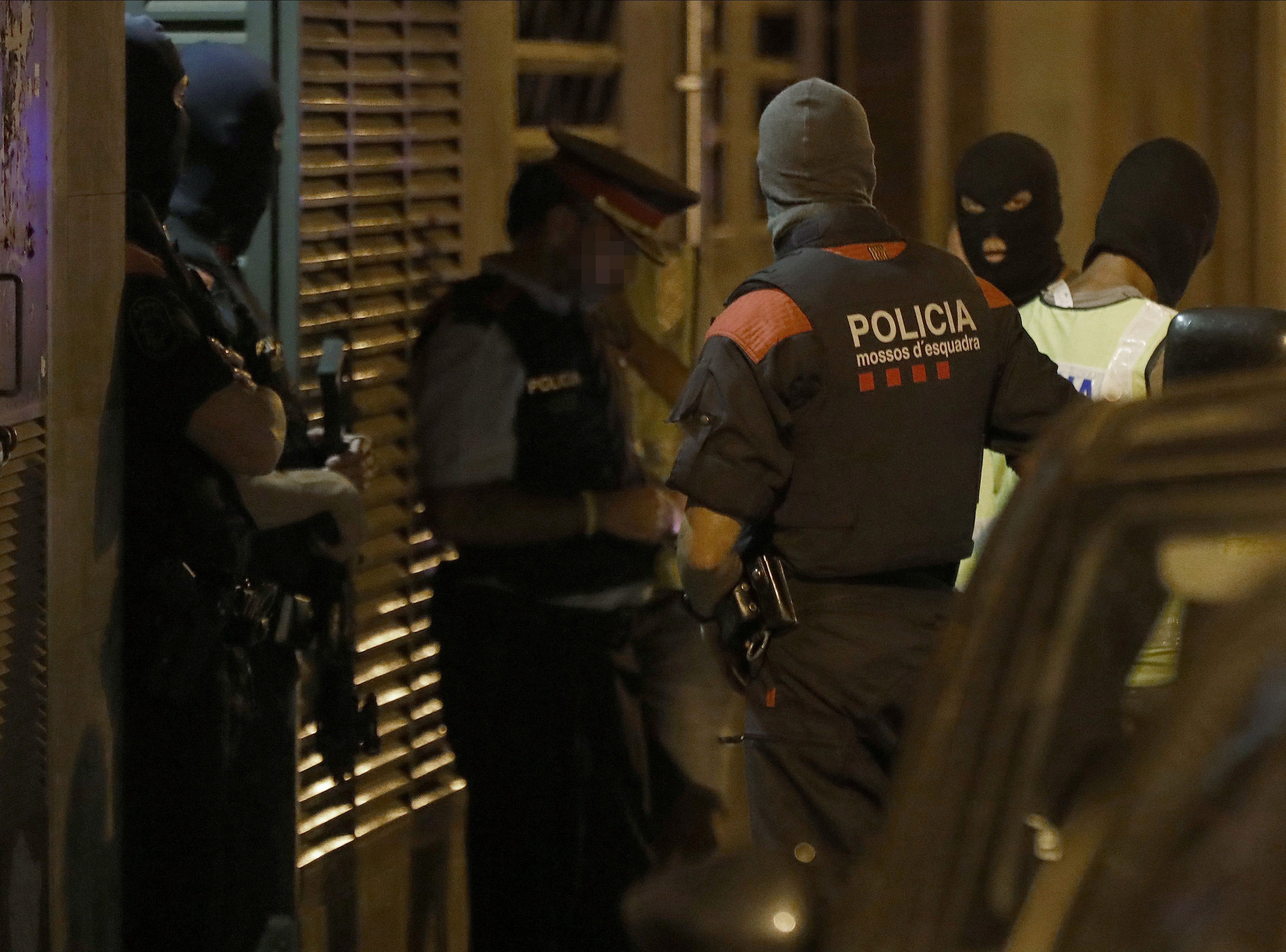 Agentes del Grupo Especial de Intervención de los Mossos durante el registro en Vilafranca / EFE - Andreu Dalmau