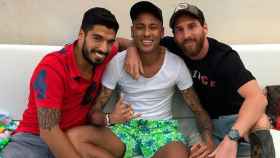 Suárez, Neymar y Messi posan conjuntamente, este martes 22 de agosto