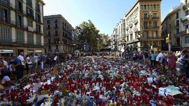 Cientos de personas se congregan en La Rambla de Barcelona, en el mosaico de Miró / EFE- Alejandro García