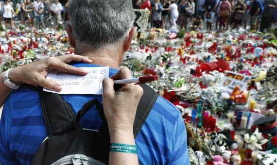 Turistas y barceloneses continúan homenajeando con ofrendas a las víctimas / EFE- Andreu Dalmau