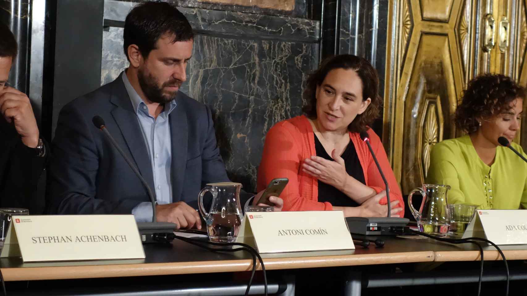 El conseller de Salut, Toni Comín, junto a la alcaldesa de Barcelona, Ada Colau, en rueda de prensa / DGM