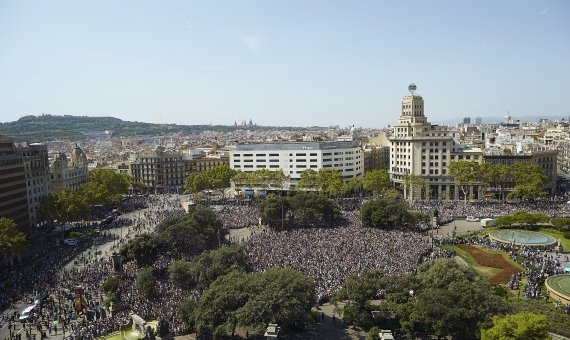 Vista sobre la plaça Catalunya durante el minuto de silencio / EFE-Alejandro García