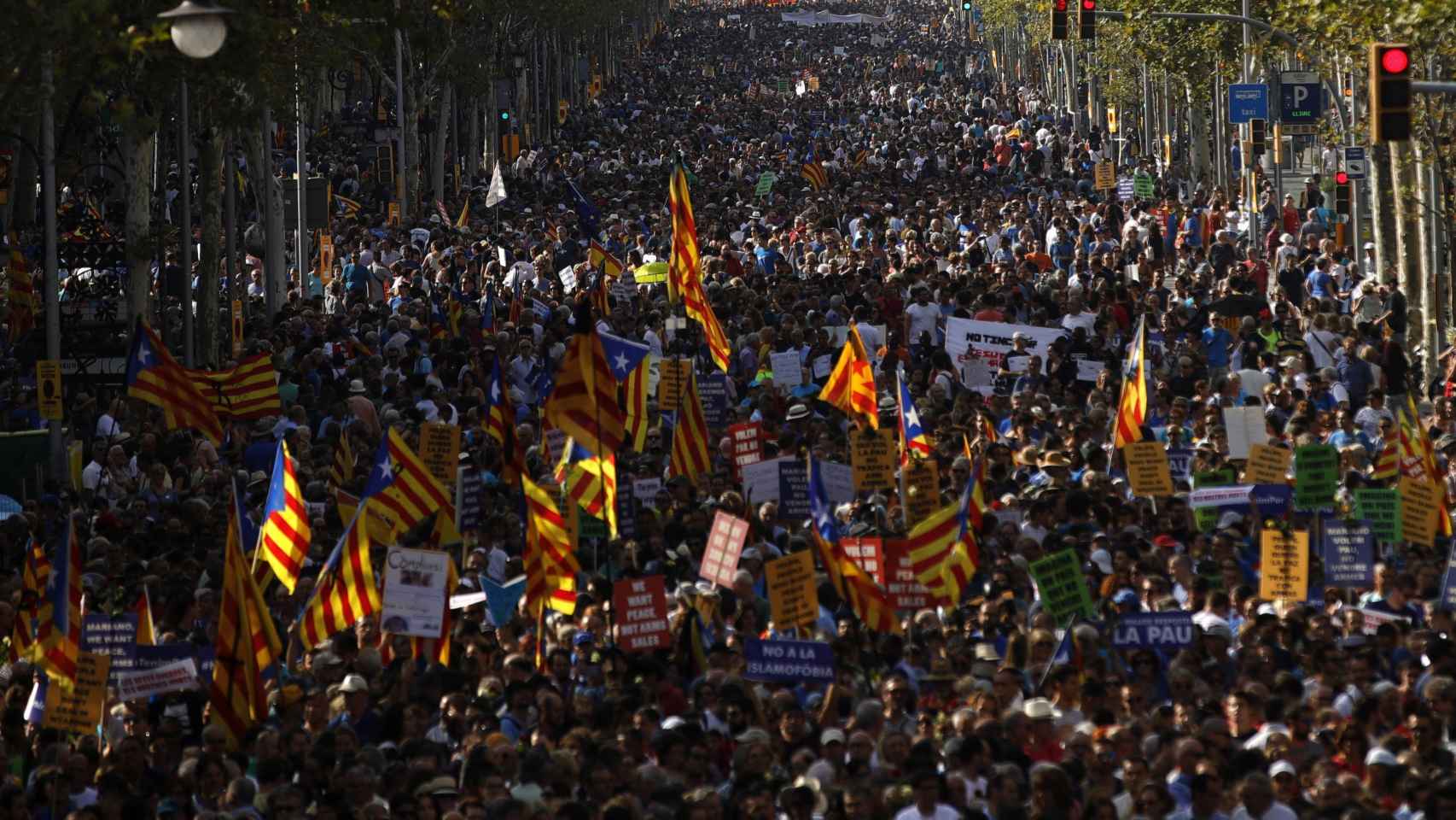 Imagen aérea de la manifestación contra los atentados yihadistas en Catalunya / EFE Alberto Estevez