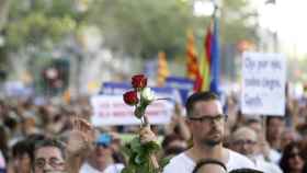 Detalle de rosas rojas y blancas vistas entre los asistentes a la manifestación / EFE- Marta Pérez