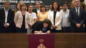 La alcaldesa de Barcelona, Ada Colau, acompañada de autoridades, firma en el libro de condolencias / EFE- Marta Pérez