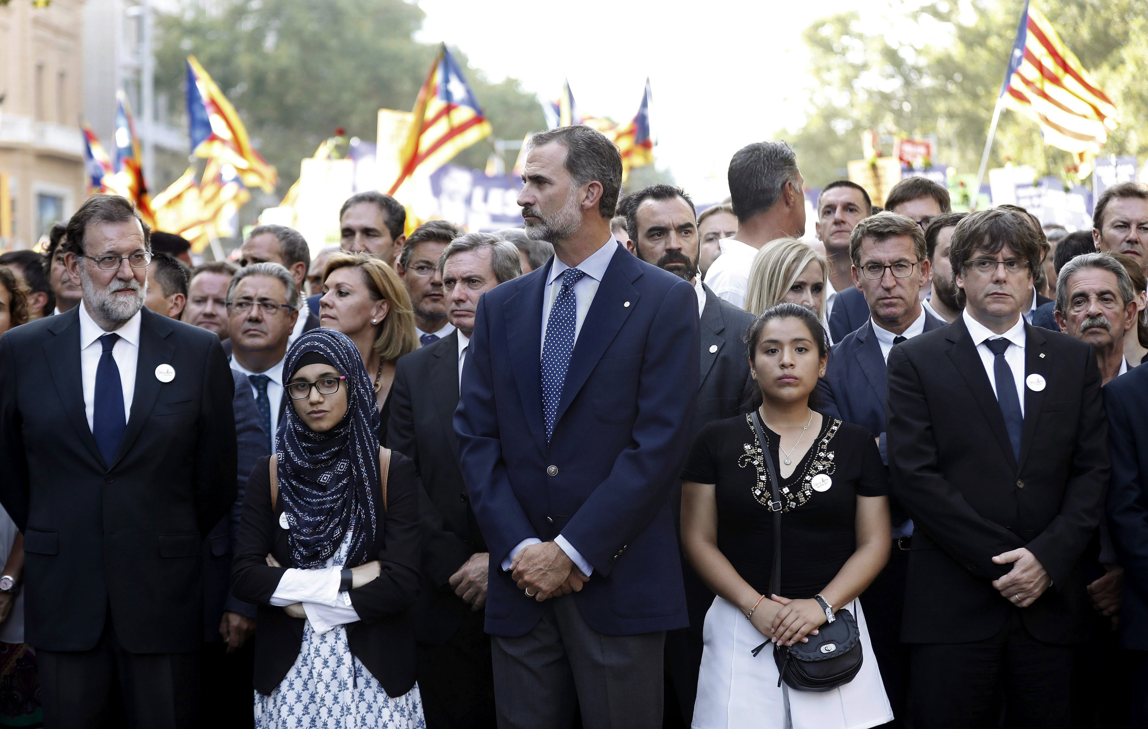 El rey Felipe VI, junto a los presidentes del Gobierno, Mariano Rajoy y de la Generalitat, Carles Puigdemont / EFE-Andreu Dalmau