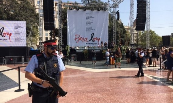 Mossos d'Esquadra en la plaça de Catalunya antes del homenaje a las víctimas / M.S.