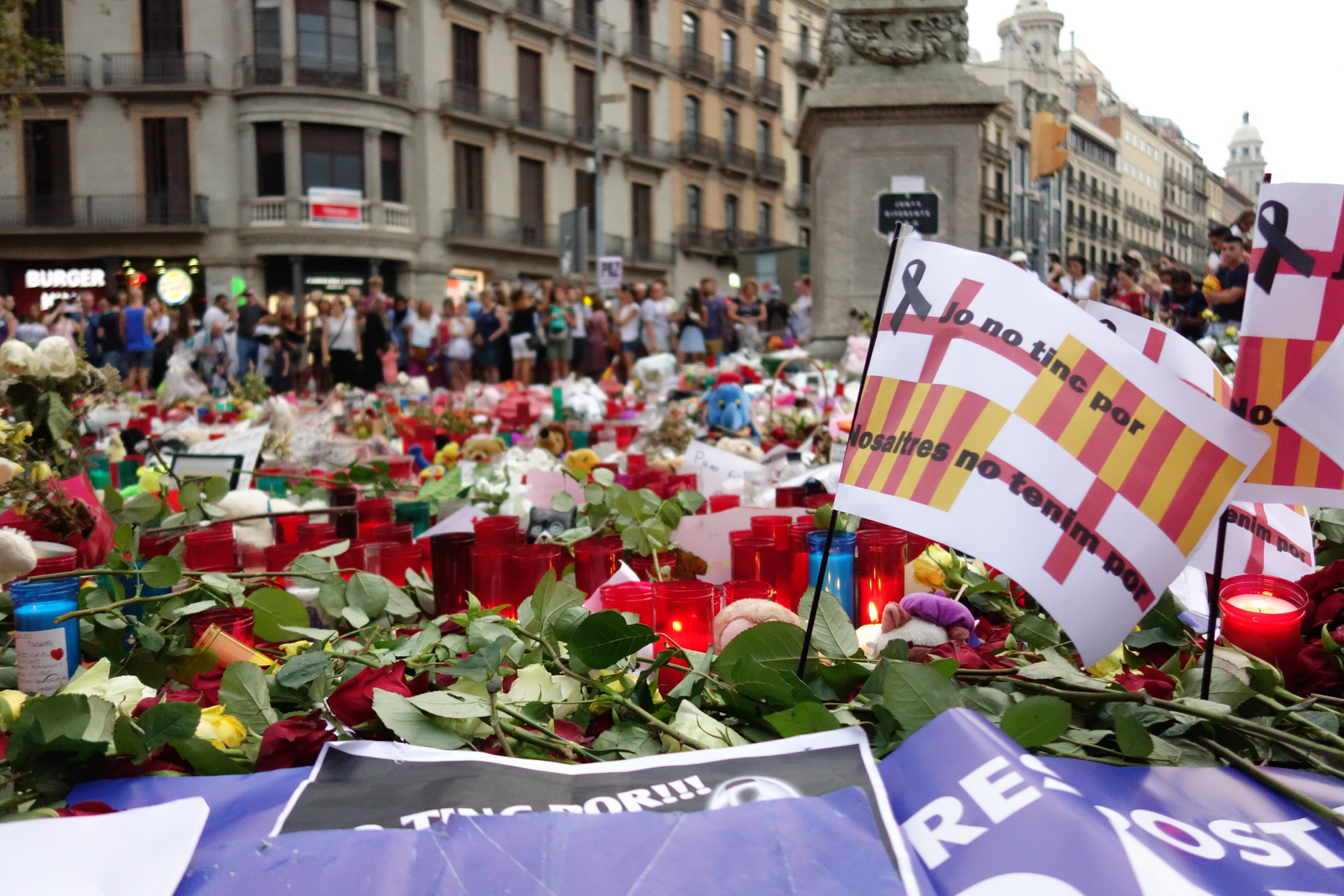El memorial situado en La Rambla junto plaça de Catalunya será el único que reste activo / DAVID GARCÍA MATEU