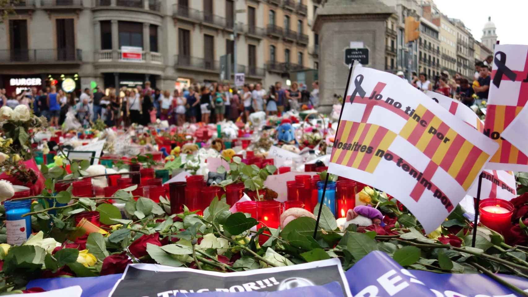 El memorial situado en La Rambla junto plaça de Catalunya será el único que reste activo / DAVID GARCÍA MATEU