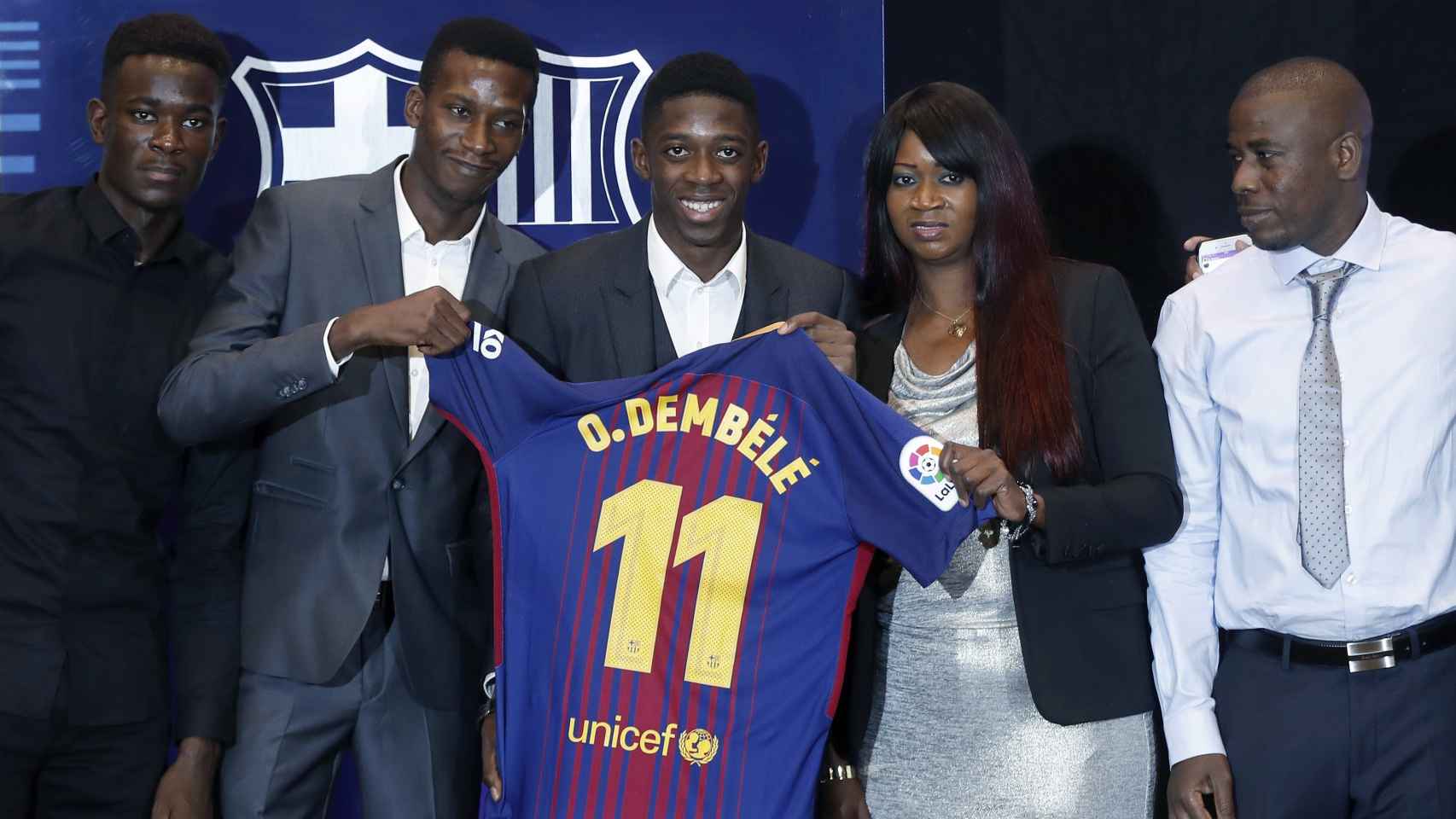 Dembélé posa con la camiseta del Barça / EFE
