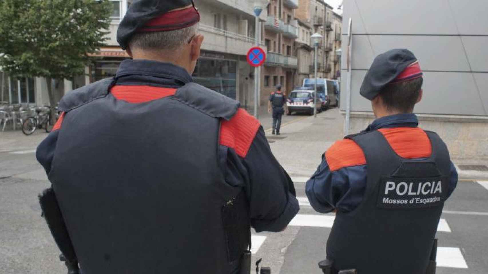 Agentes de Mossos d'Esquadra patrullando, en una imagen de archivo / EFE