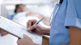 Una enfermera toma nota de los datos de un paciente en un hospital / EFE