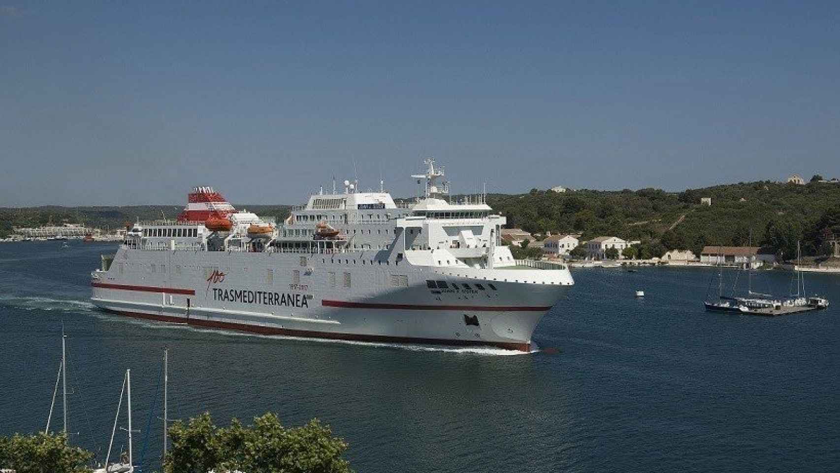 Barco que une Barcelona y Menorca / Transmediterránea