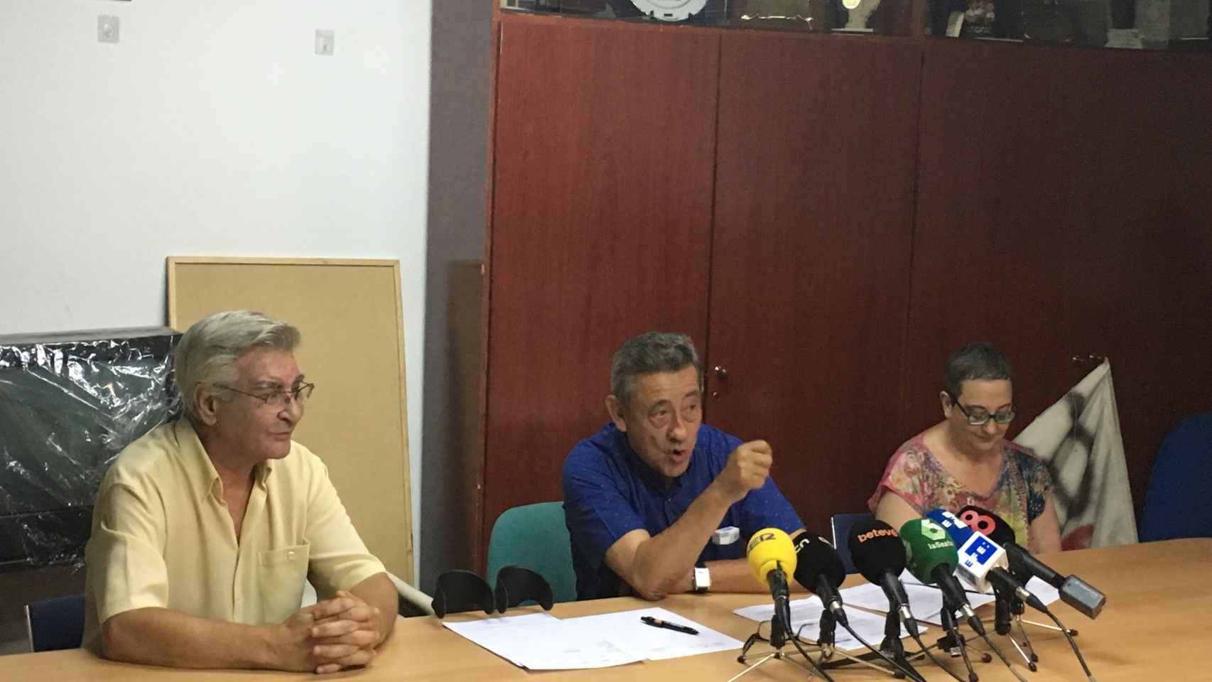 Pep Garcia, en el centro, durante una rueda de prensa sobre el Raval el pasado septiembre / M.S.