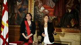 La alcaldesa de Barcelona, Ada Colau, junto a la regidor del Grup Municipal Demócrata, Irma Rognoni / AJUNTAMENT DE BARCELONA