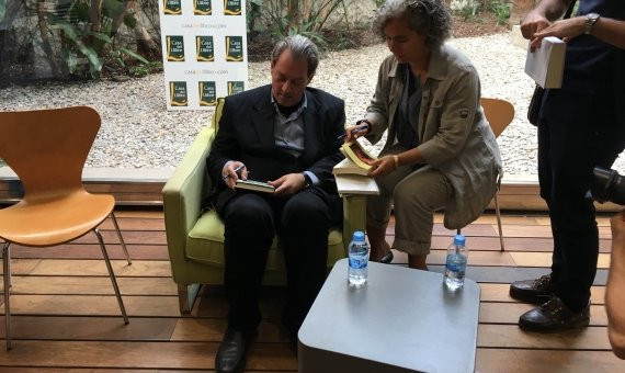 Paul Auster firmando su última novela en Barcelona / A.V.D.
