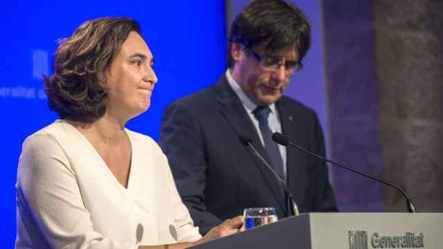 La alcaldesa de Barcelona, Ada Colau, junto al presidente de la Generalitat, Carles Puigdemont. / EFE