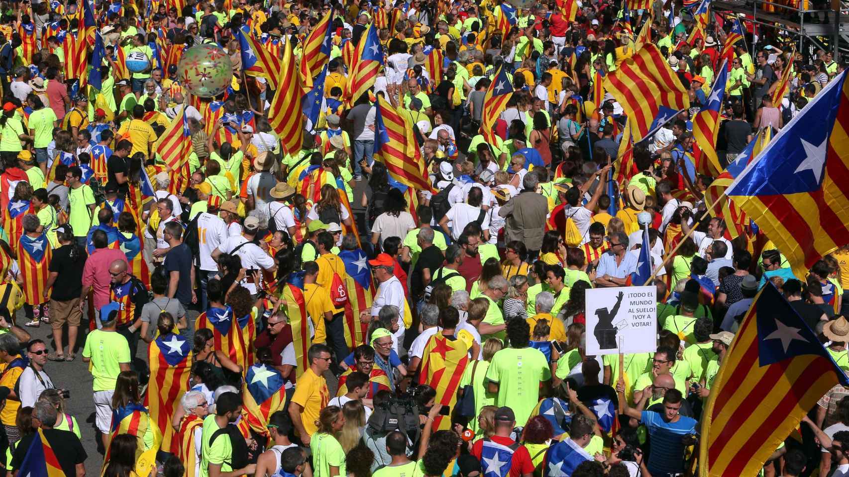 Un millón de personas se ha congregado en Barcelona para pedir la celebración del referéndum / EFE/Toni Albir