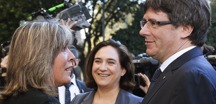 Marín conversa con Puigdemont ante la atenta mirada de Colau / EFE/Marta Pérez