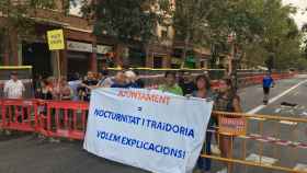 Vecinos de Sant Antoni Maria Claret han cortado la calle como forma de protesta / Pablo Alegre