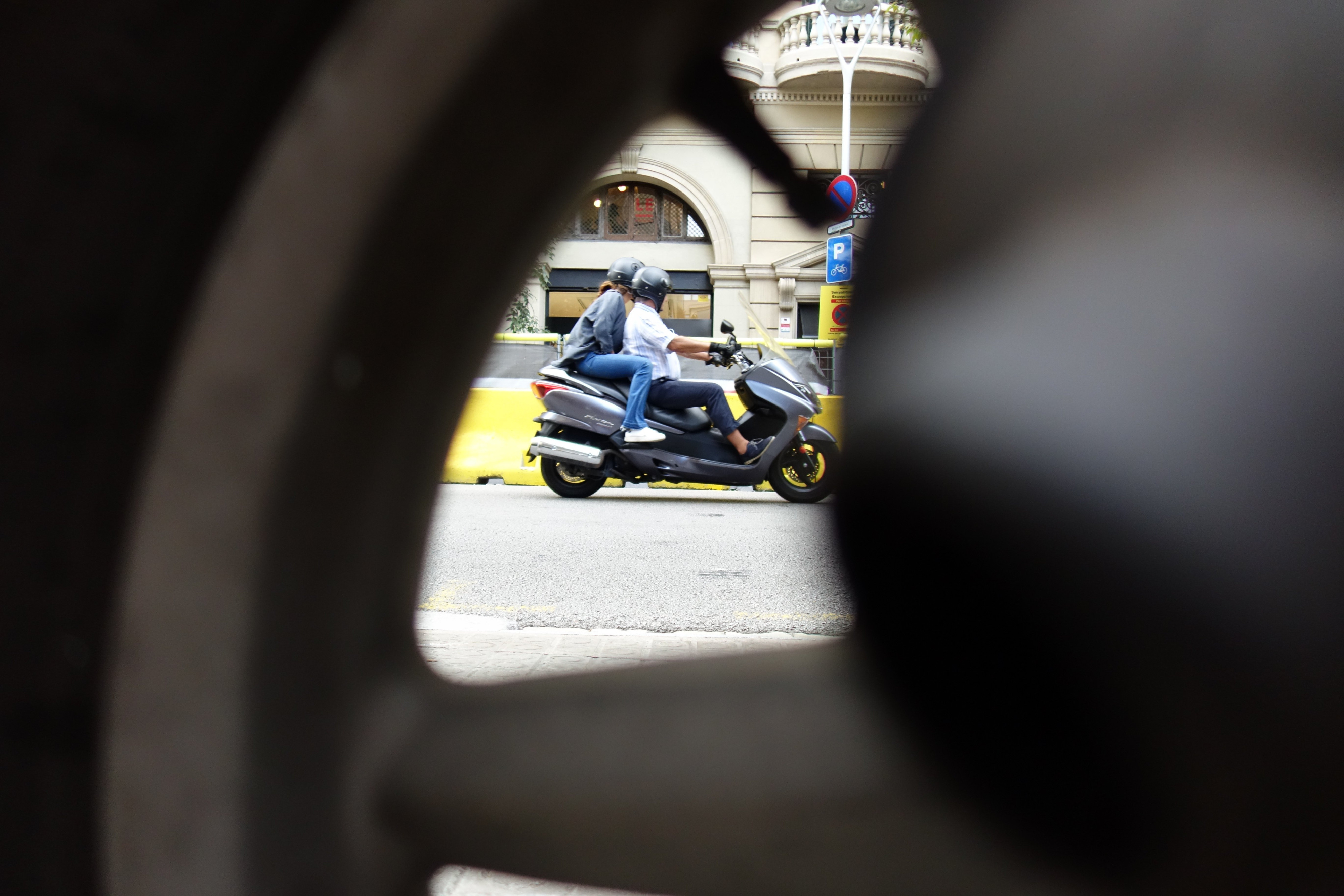 Una moto circula por una de las calles de Barcelona / DGM