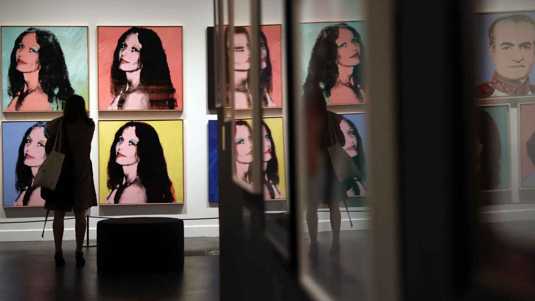 Vista de una de las salas de la exposición Warhol. El arte mecánico en el CaixaForum de Barcelona. EFE/Toni Albir