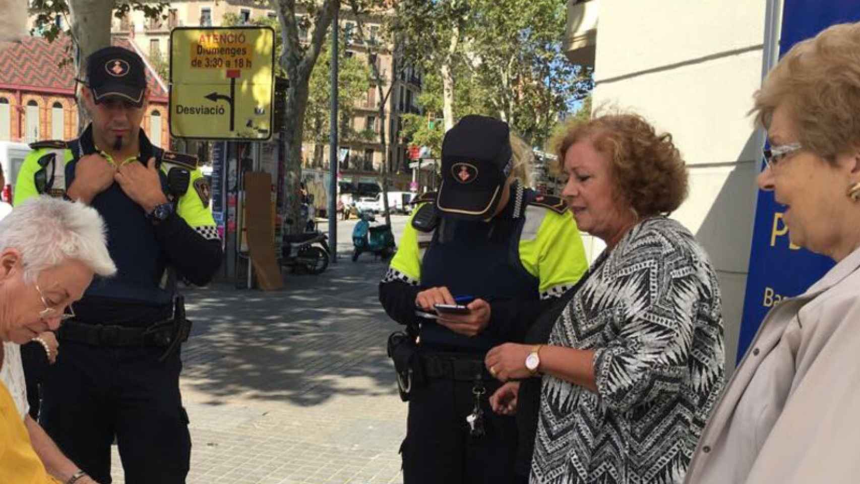 La Guardia Urbana de Barcelona incauta carteles del 1-O en un acto del PDeCAT / Twitter Partit Demòcrata BCN