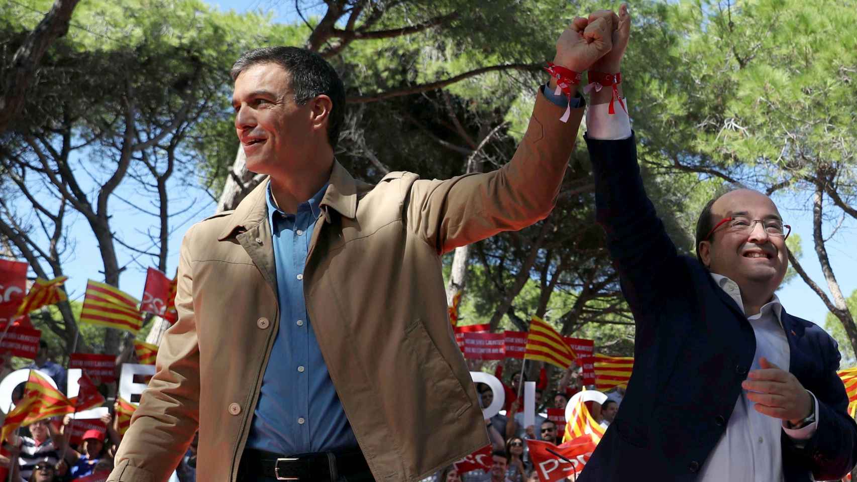 El secretario general del PSOE, Pedro Sánchez (i), y el primer secretario del PSC, Miquel Iceta (d), durante la Fiesta de la Rosa de los socialistas en Gavà, en pleno