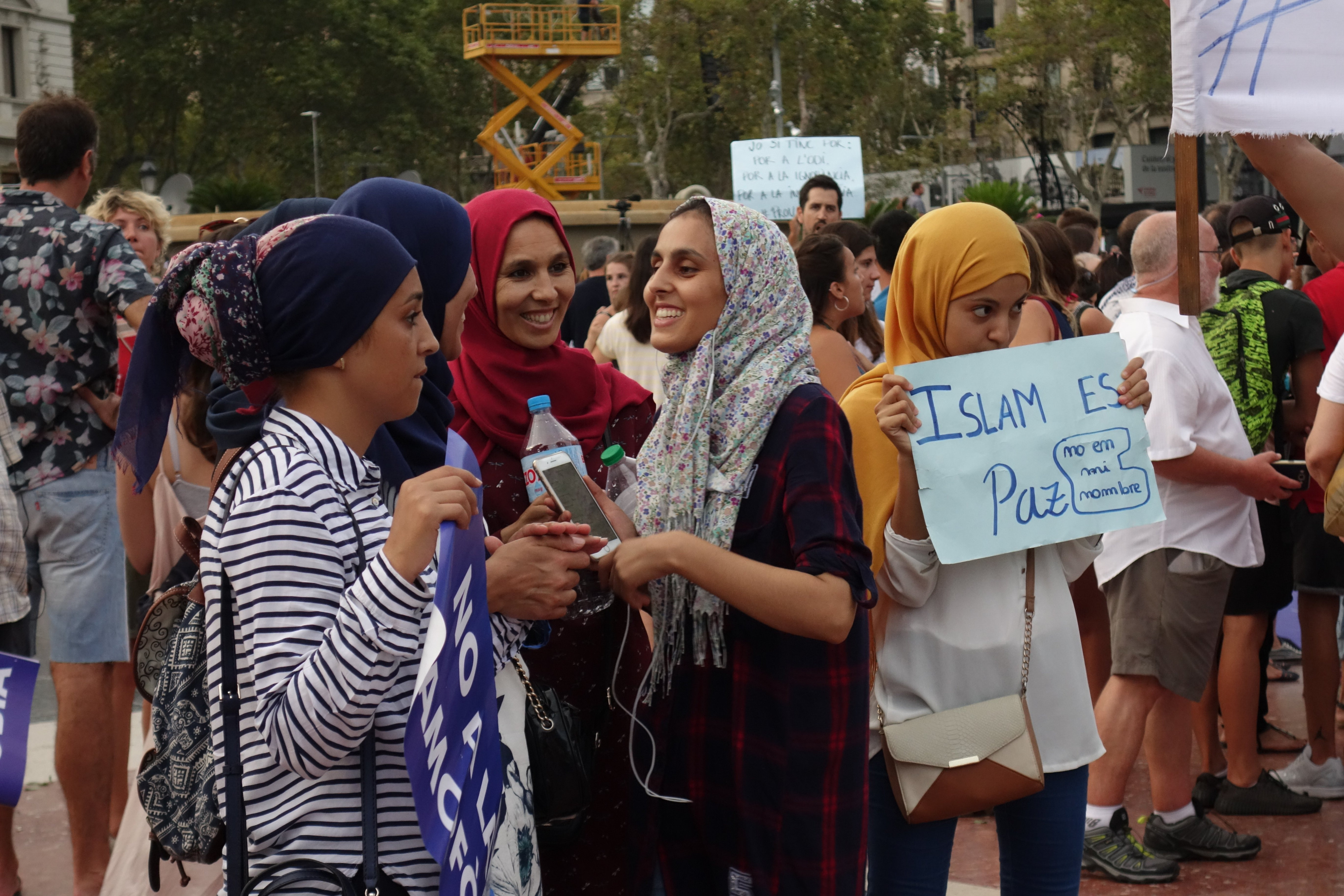 Jóvenes musulmanas enseñan un cartel con el lema 'Islam es paz' / DGM