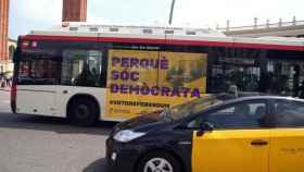 Publicidad del referéndum en un autobús de Barcelona / EFE