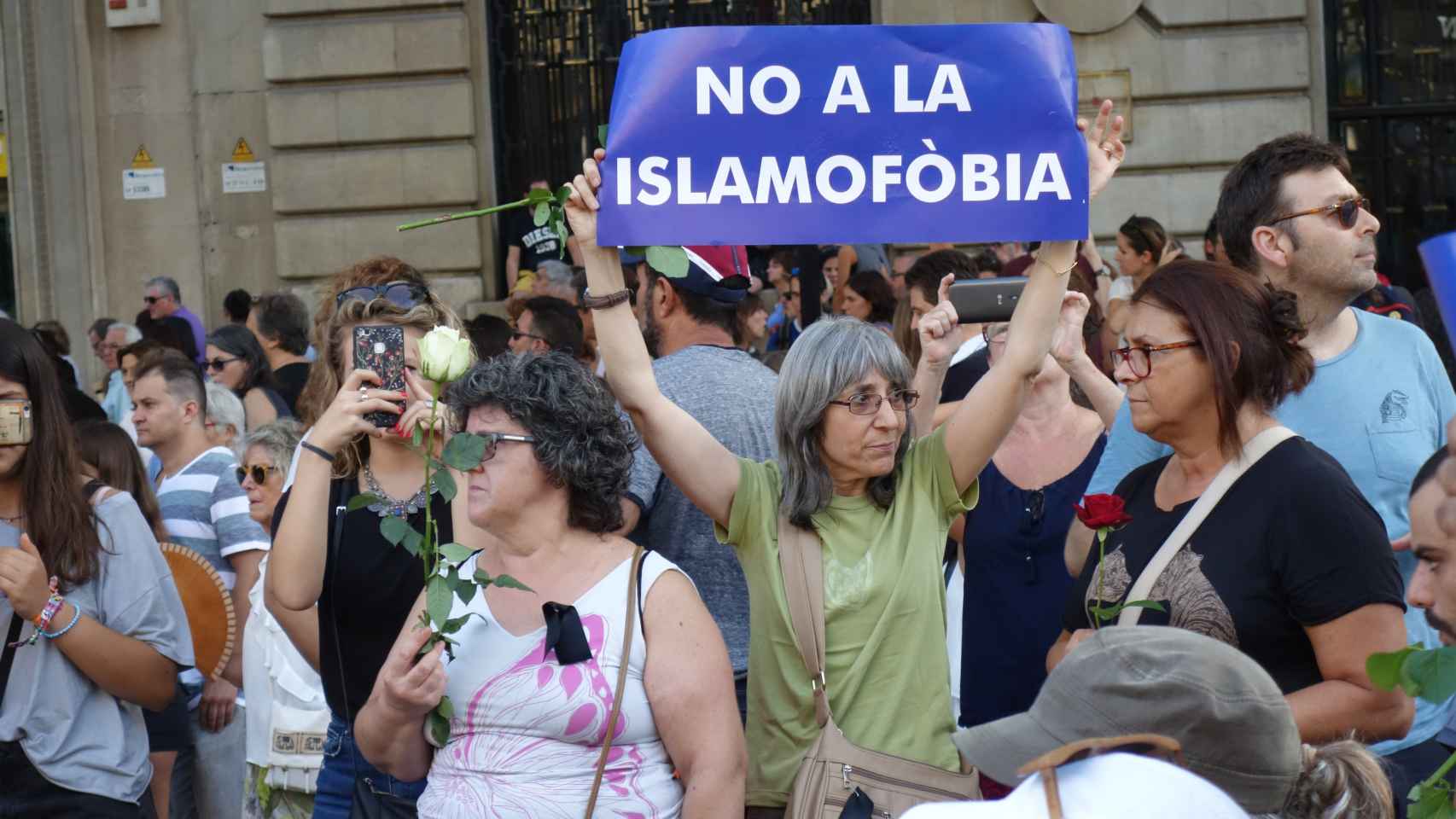 Una mujer sostiene un cartel contra la islamofobia en la manifestación de rechazo al terrorismo / DGM