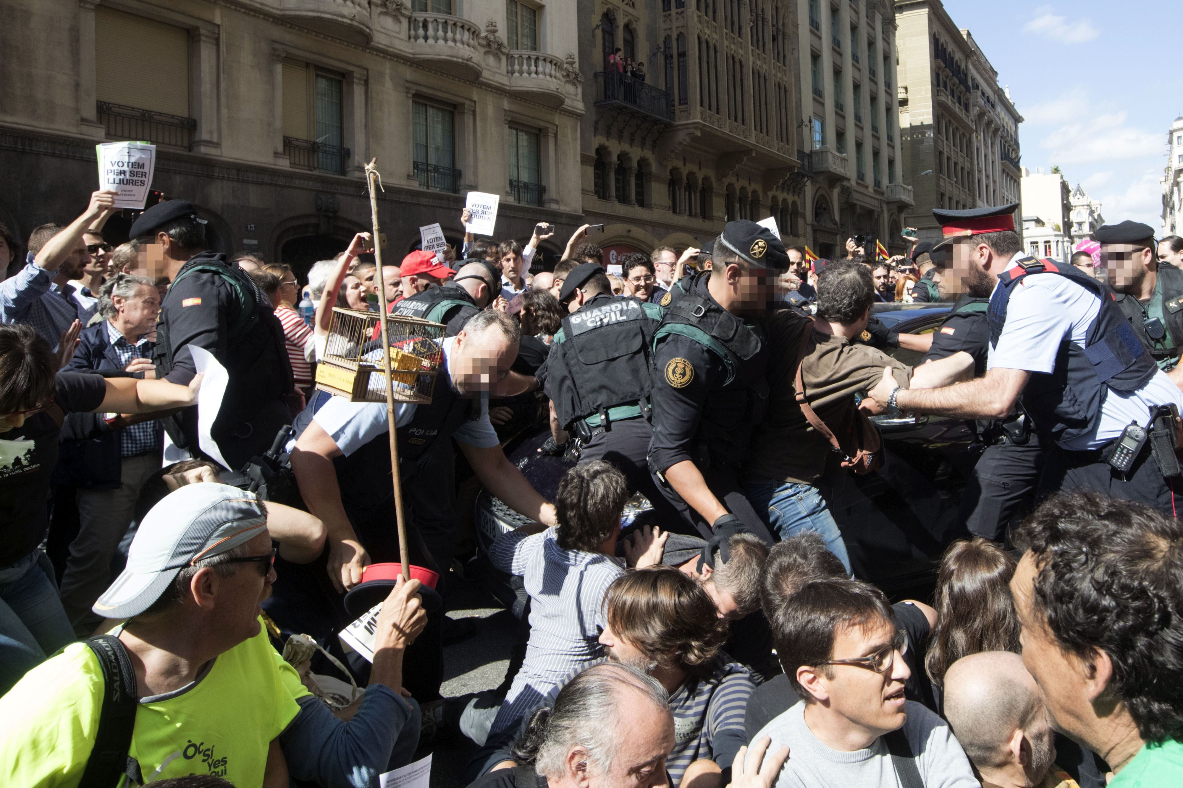 La macrooperación de la Guardia Civil no ha dejado indiferente a los barceloneses / EFE/MARTA PÉREZ