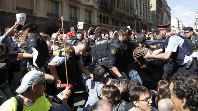 La macrooperación de la Guardia Civil no ha dejado indiferente a los barceloneses / EFE/MARTA PÉREZ