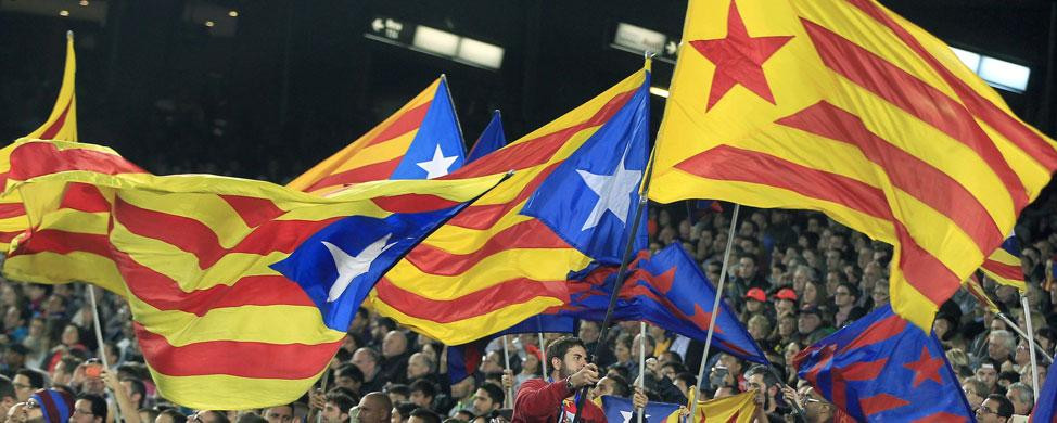 Aficionados del Barça exhiben banderas independentistas