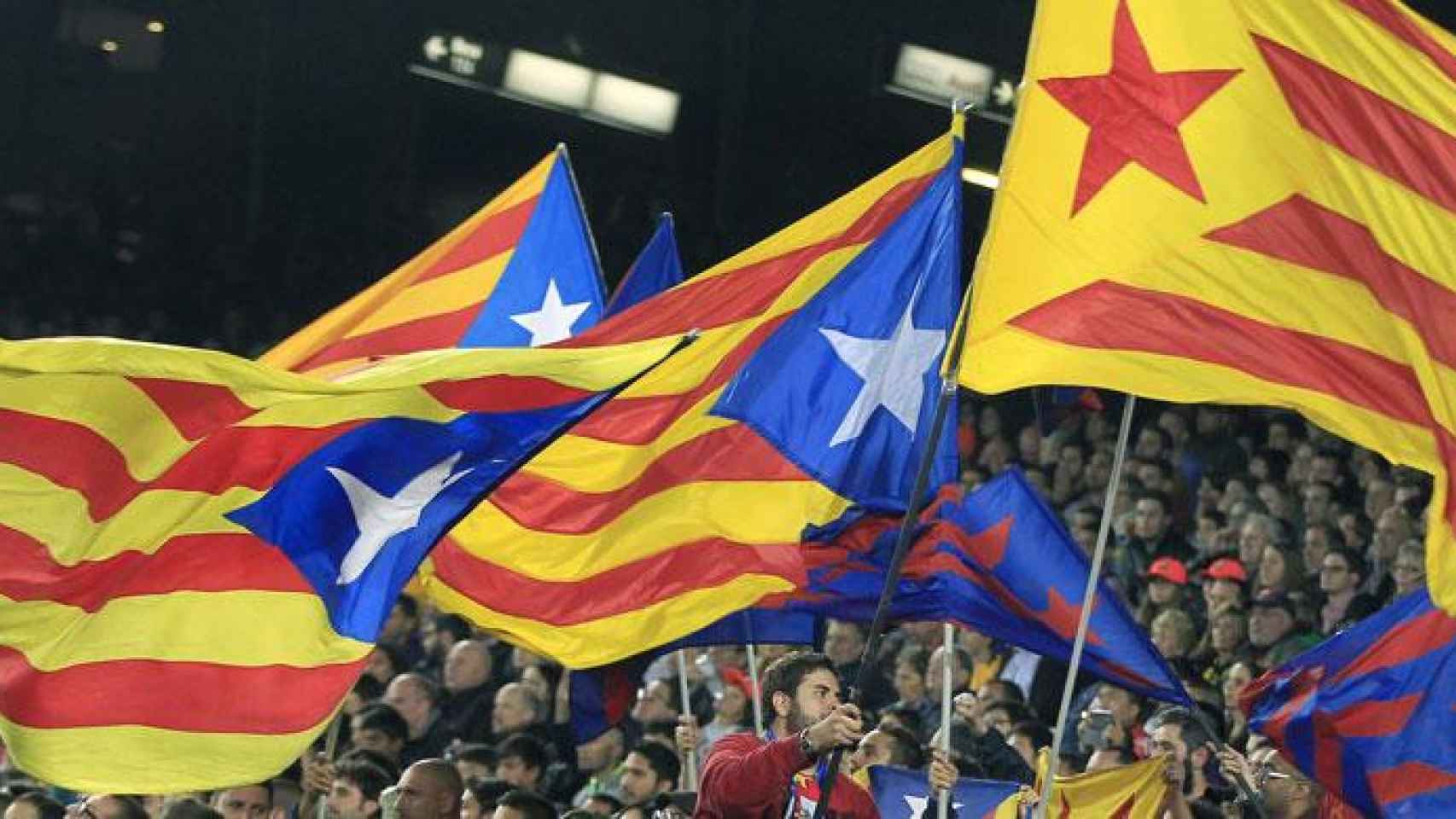 Banderas independentistas en el Camp Nou