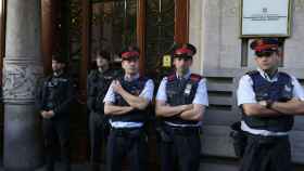 Agentes de los Mossos y de la Guardia Civil en la puerta de la 'conselleria' de Economía / EFE / ALEJANDRO GARCIA