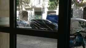 Cristal roto en la puerta de la sede del PSC de Barcelona / EUROPA PRESS