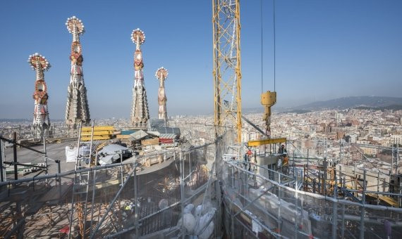 Construcción de la torre del Evangelista Lluc / Sagrada Família