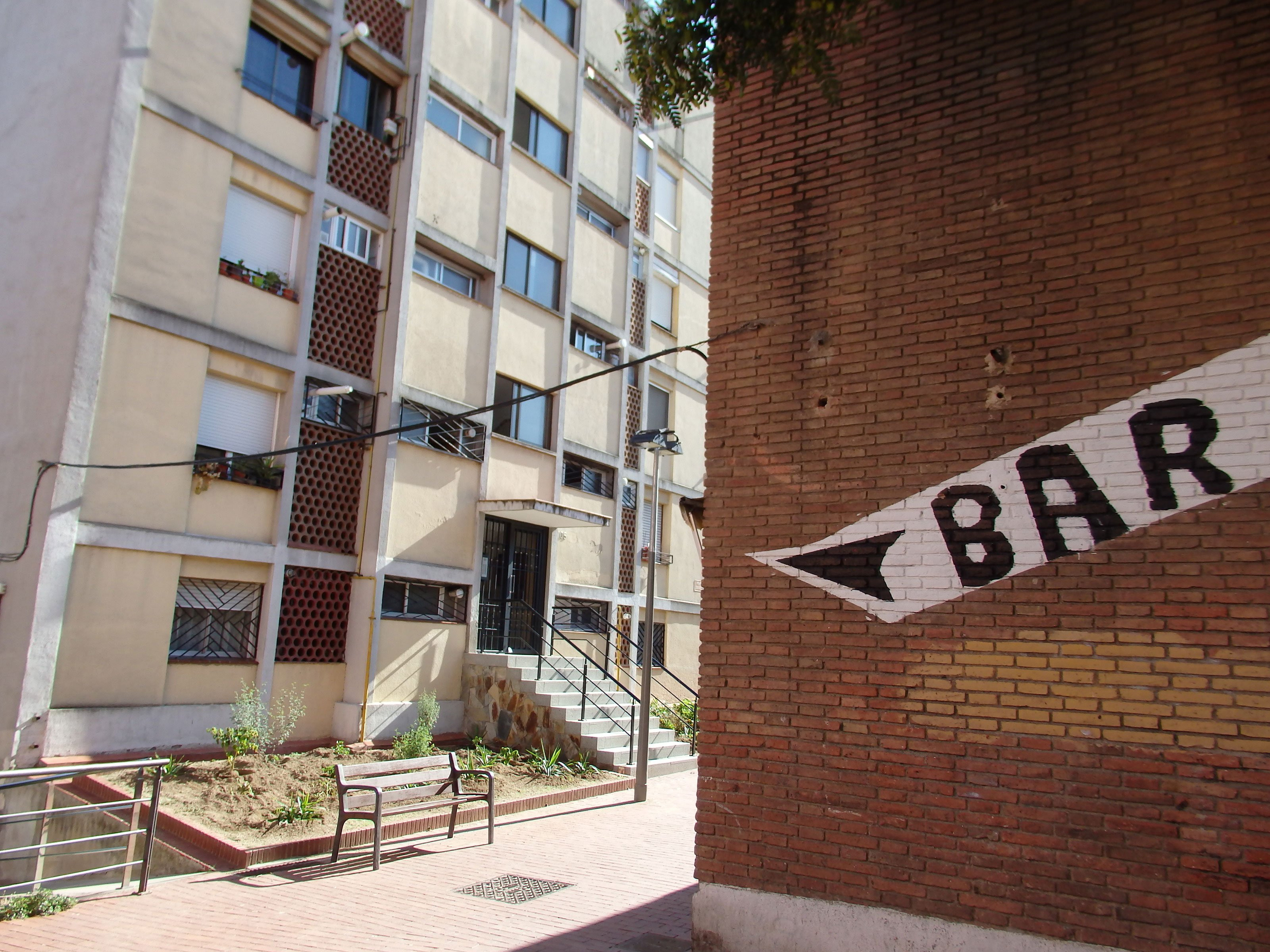 Bloques de pisos en Ciutat Meridiana, el barrio más pobre de Barcelona / ARCHIVO