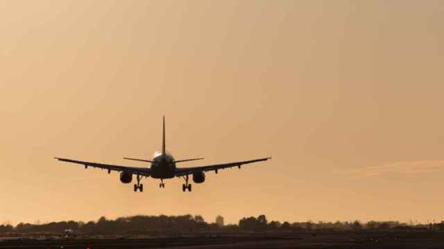 Un avión aterriza en el Aeropuerto de Barcelona-El Prat