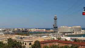 Estampa de una cabina del teleférico de Montjuïc a la altura del puerto de Barcelona / ARCHIVO