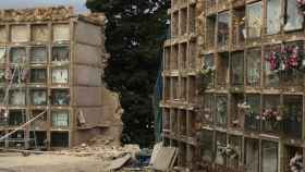 Hace un año: los nichos afectados por el derrumbe en el Cementerio de Montjuïc / CRISTINA GARCÍA