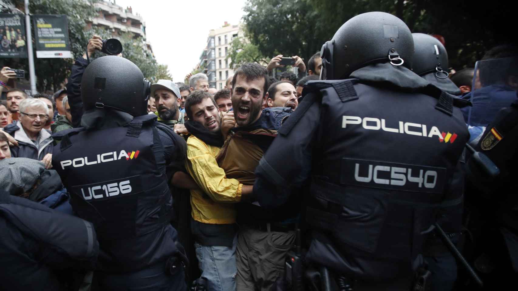 Agentes antidisturbios de la Policía Nacional durante el referéndum del 1-O/EFE