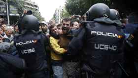 Agentes antidisturbios de la Policía Nacional durante el referéndum del 1-O/EFE
