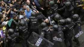Agentes antidisturbios de la Policía Nacional, frente al colegio Ramón Llull de Barcelona / EFE