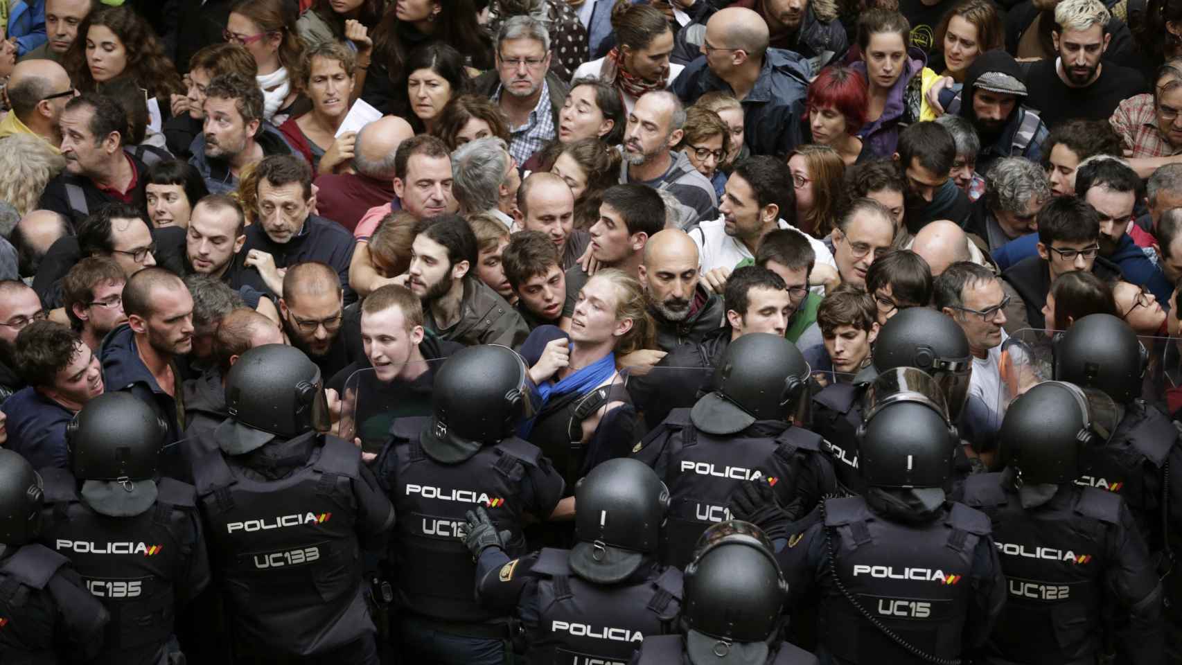 Despliegue policial en la escuela Ramon Llull / EFE