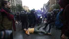 Agentes antidisturbios forman un cordón de seguridad en los alrededores del colegio Ramón Llull / EFE