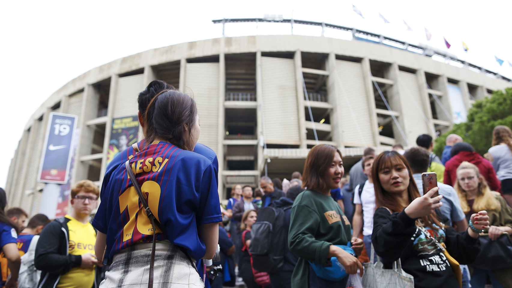 Aficionados del Barça en los exteriores del Camp Nou / EFE