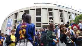 Aficionados del Barça en los exteriores del Camp Nou / EFE